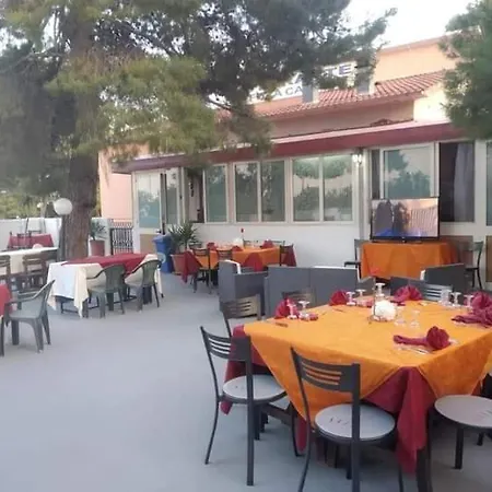 לינה וארוחת בוקר Villhour Ristorante E רוקה אימפריאלה