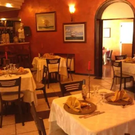 Villhour Ristorante E Frühstückspension Rocca Imperiale