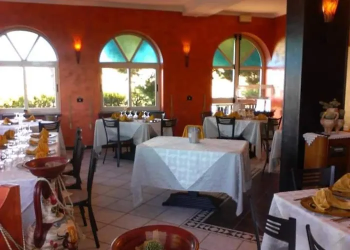 Villhour Ristorante E Рокка-Империале